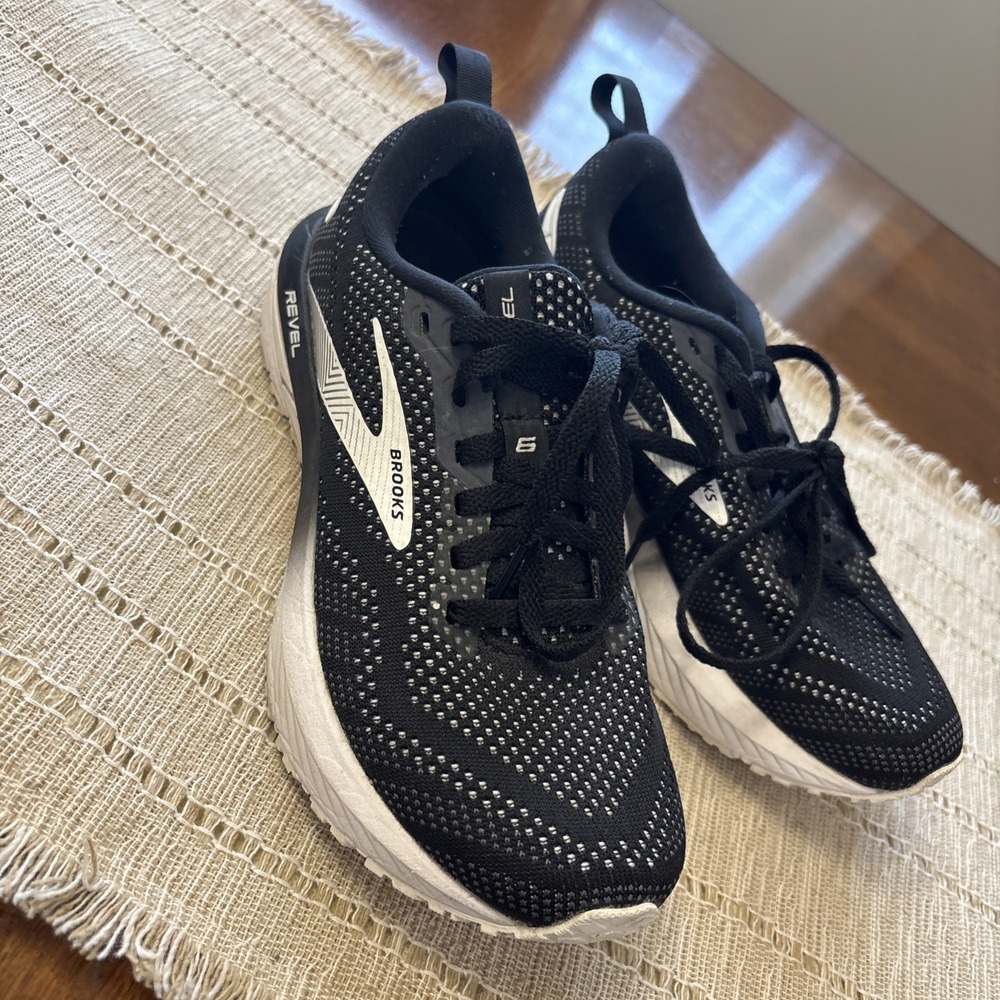 Brooks‎ Black and White Athletic Sneakers Size 5.5